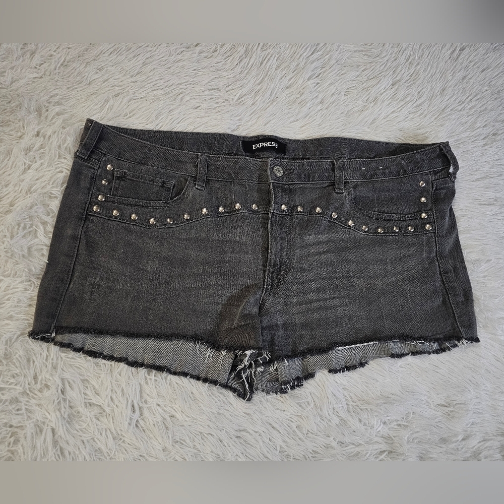 Express Relaxed Shortie Stretch Freyed Hem Darkwash Gray Studded Jean Shorts 18